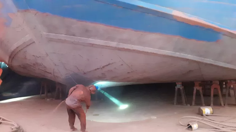 Vì sao cần sơn phần đáy sà lan ngâm nước biển