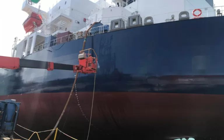 Sơn lót chống rỉ tàu biển