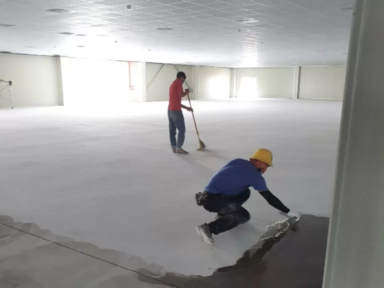 Cách tự sơn sàn bê tông tại nhà đơn giản - Thi công lớp sơn lót